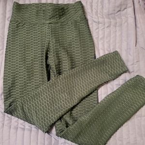 Green scrunch butt leggings Size Small